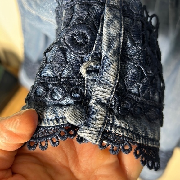ANTHROPOLOGIE HOLDING HORSES Blue Lace Chambray Popover Blouse Size 2 - Picture 8 of 16